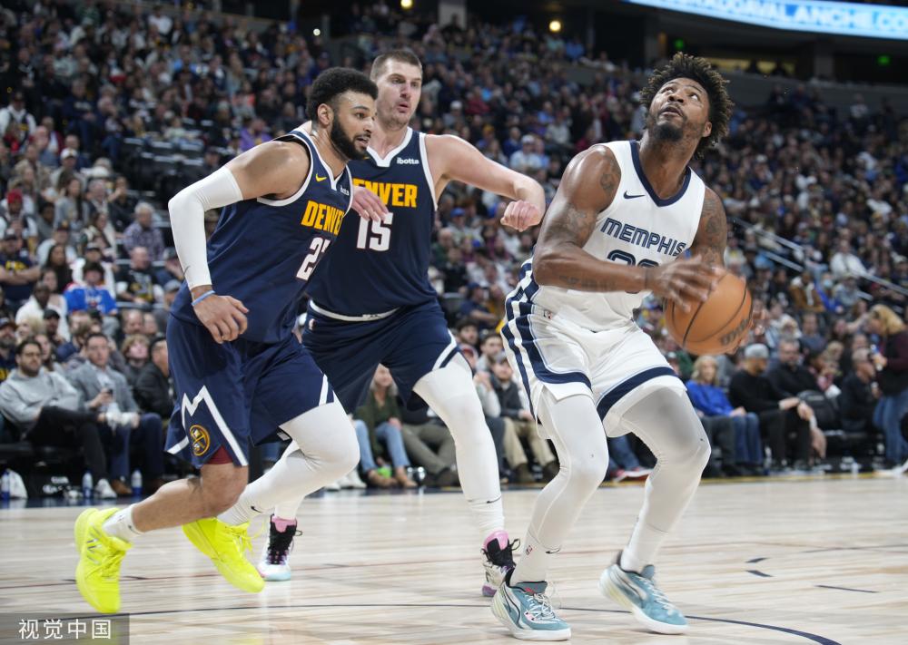 他在赛后采 他在赛后采